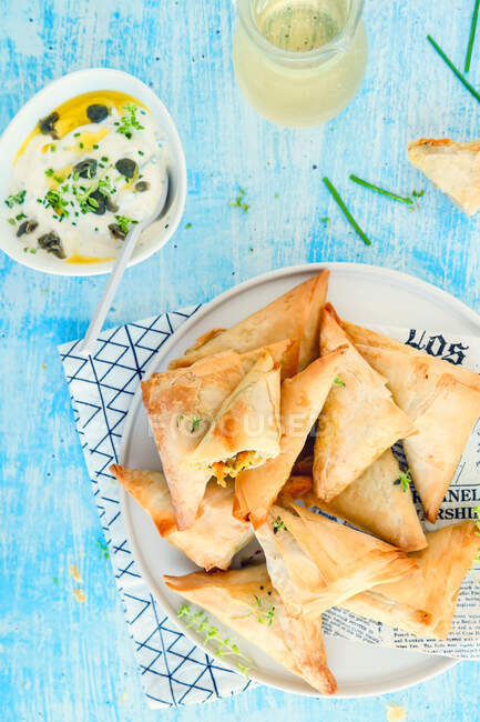 Phillo pasta triangles with carrots and zucchini served with yoghurt sauce — Stock Photo