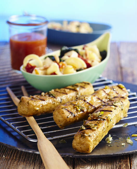 Marinated, grilled tofu sausages with pasta salad — Stock Photo