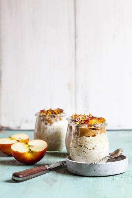 Baked apple overnight oats with nut brittle — Stock Photo