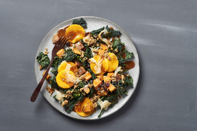 Tuscan kale salad with sweet potatoes, mango and ginger — Stock Photo