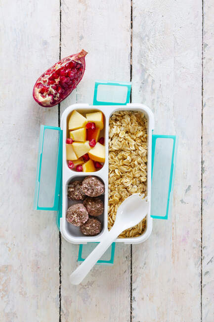 Vegan office breakfast in a lunchbox with overnight oats and energy balls — Stock Photo
