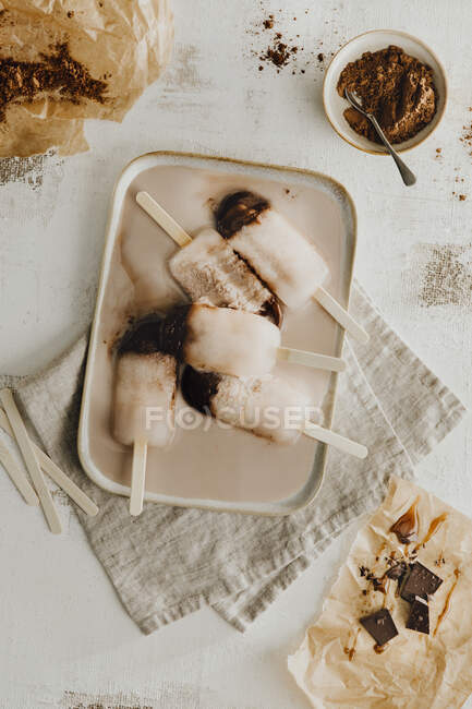 Homemade chocolate and caramel ice cream sticks — Stock Photo