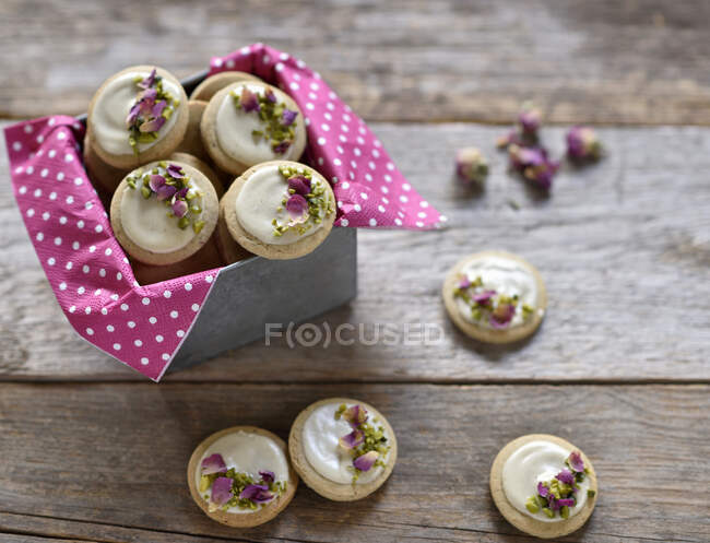 Biscuits végétaliens épicés aux graines de sésame au chocolat blanc, pistaches et pétales de rose — Photo de stock