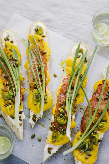 Baguette-Sandwich mit Schinken, Mango, Frühlingszwiebeln — Stockfoto