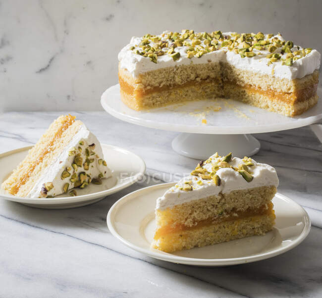 Cornmeal cake with apricot bay compote and pistachios — Stock Photo