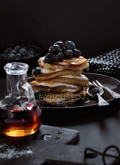 Pancakes with yogurt and blueberries — Stock Photo