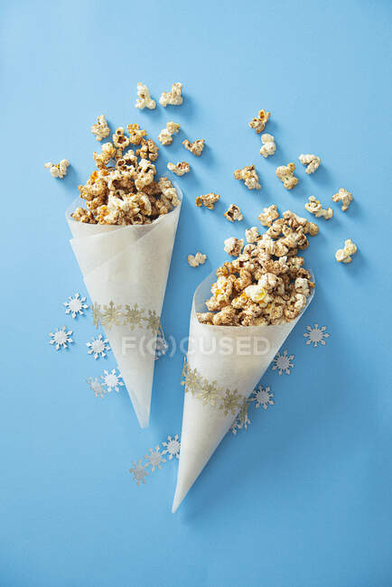 Christmas popcorn with maple syrup, cinnamon and orange zest in a paper cone — Stock Photo