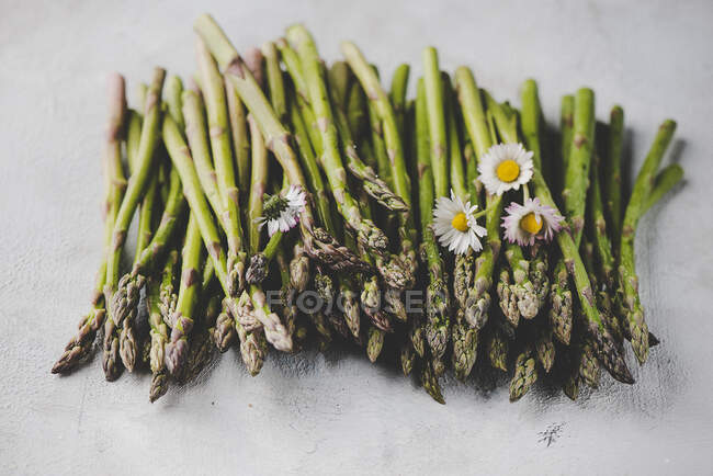 Asparagi verdi con margherite — Foto stock