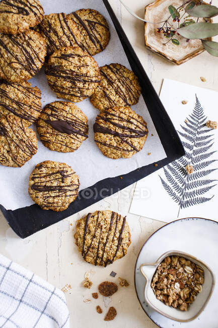 Biscotti di avena senza farina con cioccolato e muesli — Foto stock