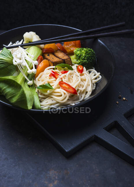 Ramen with tofu, mushrooms and vegetables — Stock Photo