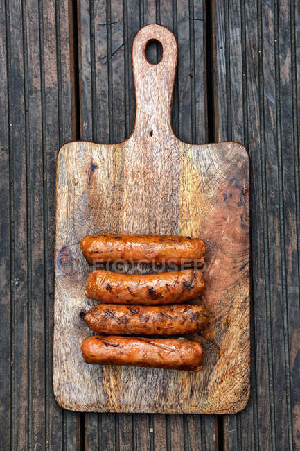 Веганские сосиски на деревянной доске — стоковое фото