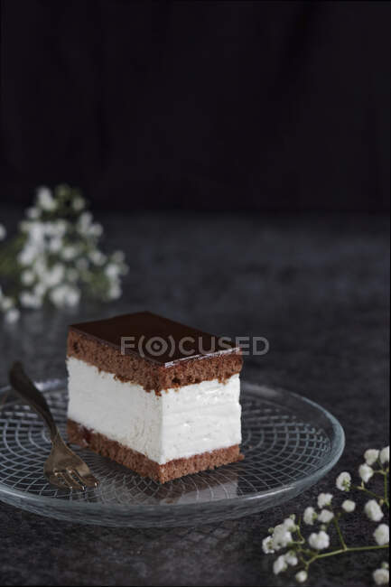 Primer plano de delicioso pastel de chocolate con crema - foto de stock