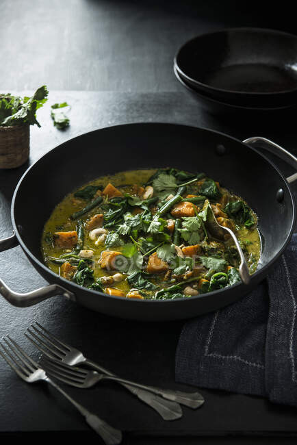 Sweet potato coconut curry with french beans, spinach, cashew nuts and coriander — Stock Photo