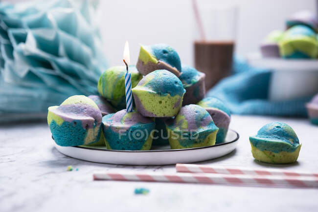 Mini magdalenas veganas tricolores - foto de stock