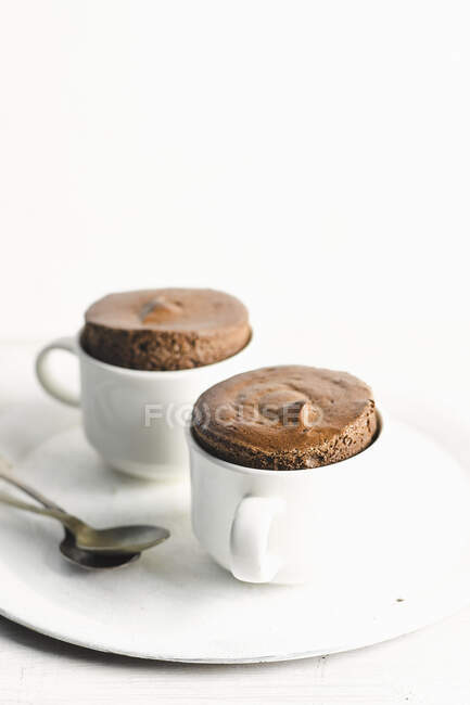 Знімок солодкого шоколадного суфеля в чашках. — стокове фото