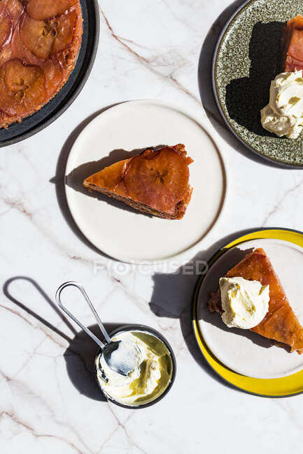 Шар яблучного пирога на тарілках — стокове фото