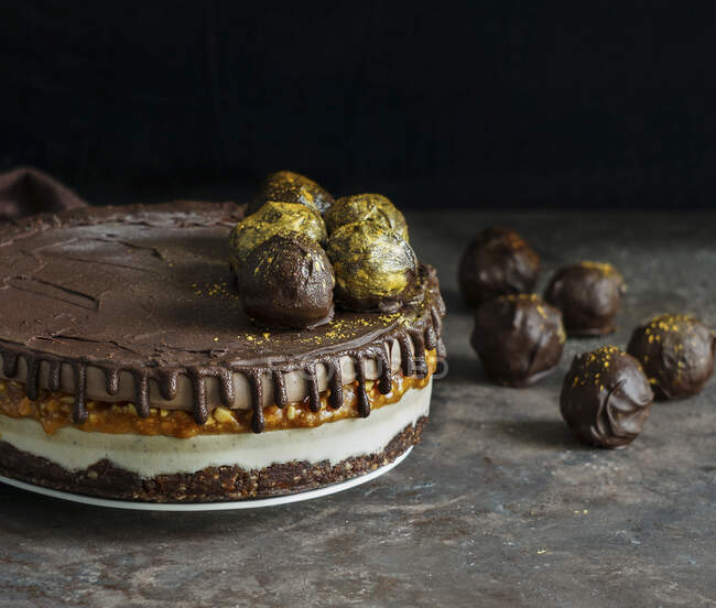 Pastel vegano de chocolate con cacahuetes, Snickers Cake - foto de stock