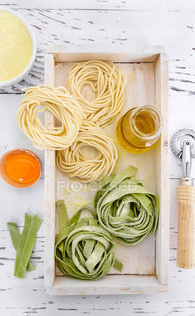 Spaghettis maison et tagliatelles vertes — Photo de stock