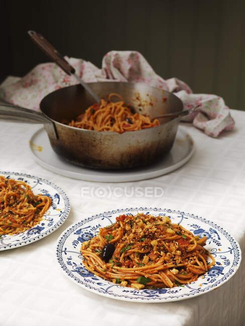 Primer plano de delicioso Spaghetti puttanesca - foto de stock
