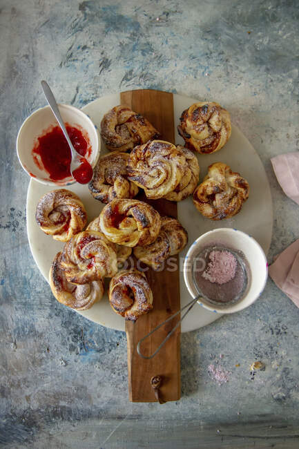 Swedish puff pastry with strawberry jam — Stock Photo