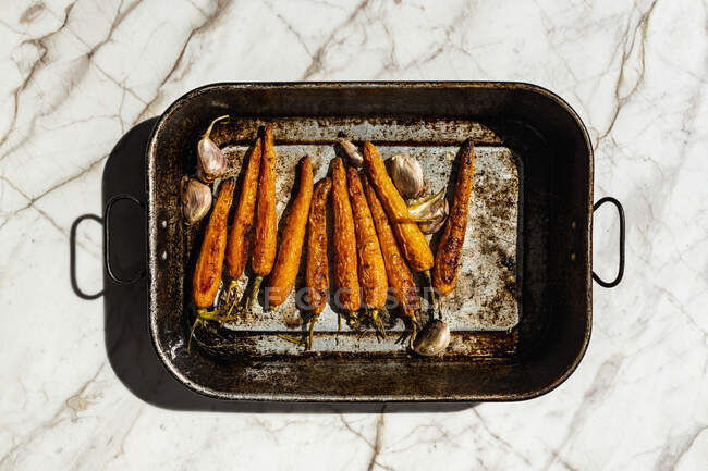 Roasted carrots with garlic — Stock Photo