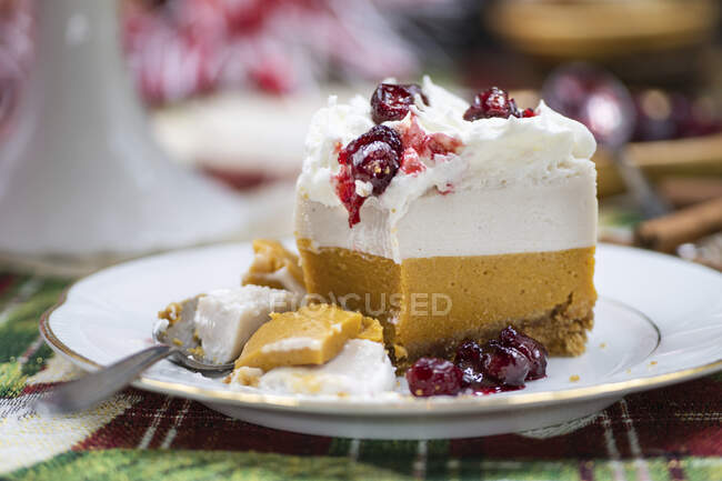 Christmas pumpkin and cranberry mousse cake — Stock Photo