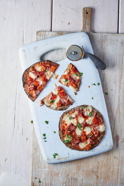 Jamón y pimiento rojo Pizza de trigo sarraceno - foto de stock