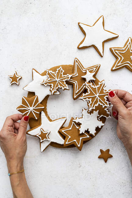 Gingerbread wreath, Christmas celebrating decoration atmosphere — Stock Photo