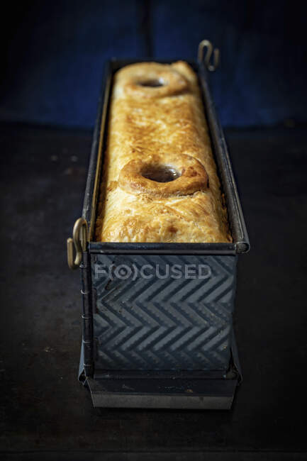 Primo piano colpo di torta deliziosa in una scatola di pane — Foto stock