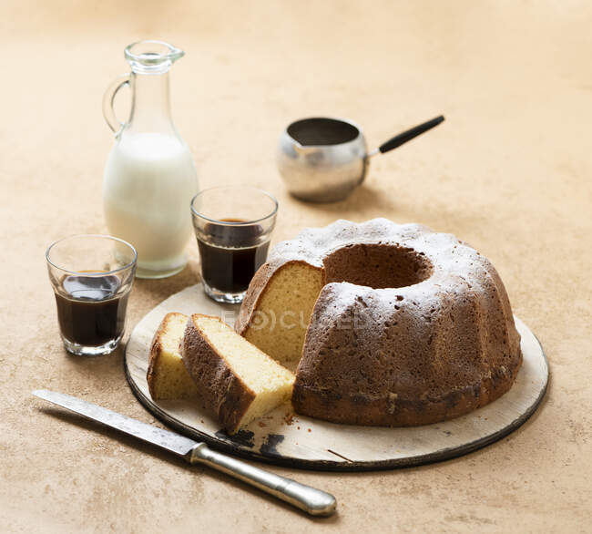 Close-up shot of Sliced Bundt with coffee and milk — Photo de stock
