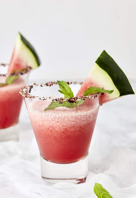 Wassermelonen-Margarita garniert mit frischen Minzblättern und Wassermelonenscheiben — Stockfoto