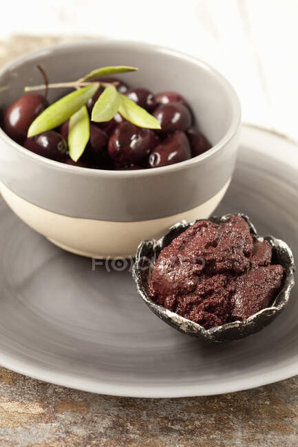 Tapenade et olives noires dans de petits bols — Photo de stock