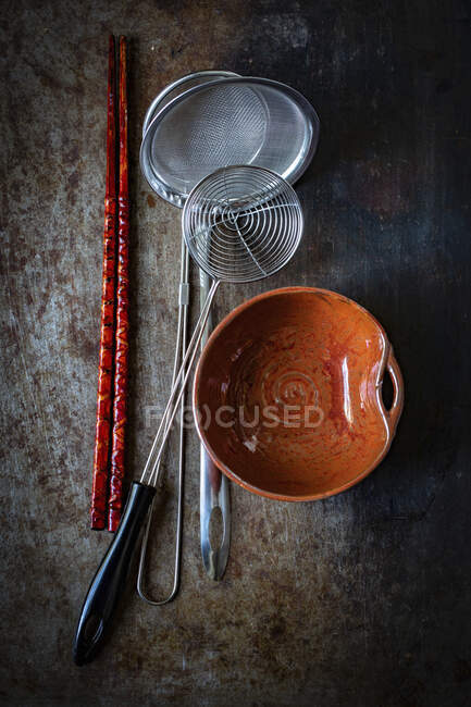 Asiatische Küchenutensilien, Schüsseln, Siebe und große Essstäbchen — Stockfoto
