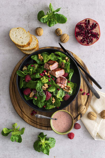 Lamb's lettuce with goat's cheese rounds — Stock Photo