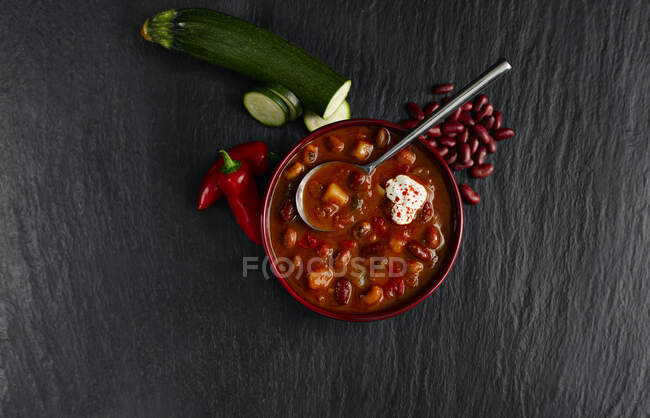 Овощной суп из фасоли и крем из паприки — стоковое фото