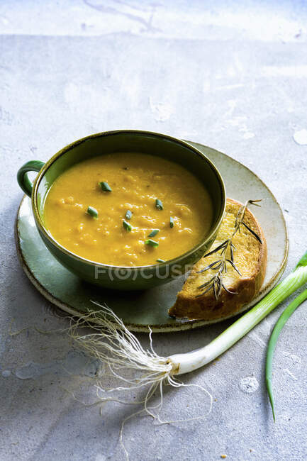 Soupe au poivron jaune dans une assiette — Photo de stock