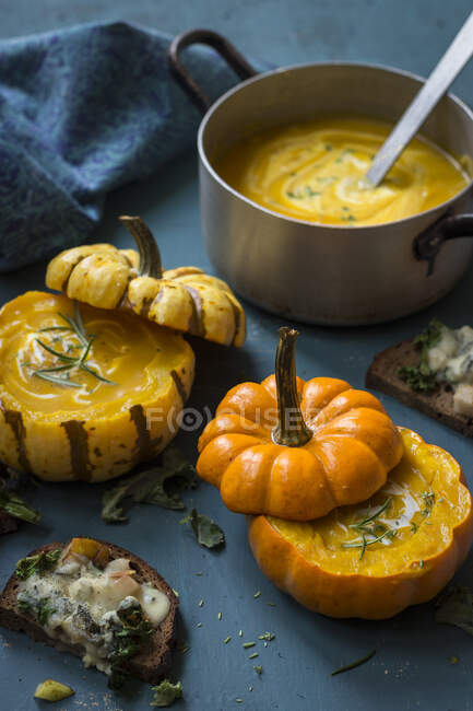 Pumpkin soup with rosmary and yogurt, toasts with pears, kale and gorgonzola — Stock Photo