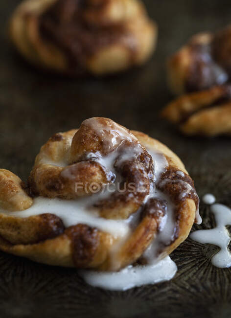 Cinnamon bun with icing — Stock Photo