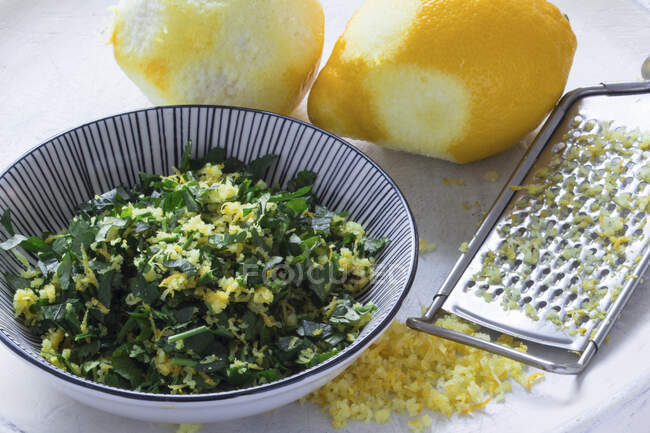 Gremolata con scorza di limone, prezzemolo e aglio (primo piano) — Foto stock
