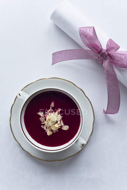 Beetroot soup with almonds — Stock Photo