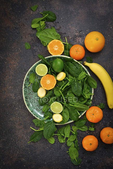 Ingrédients pour un smoothie aux épinards citron banane — Photo de stock