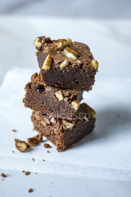 Une pile de trois brownies aux noix — Photo de stock