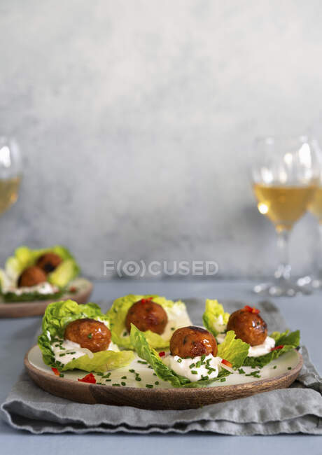 Vegane Bällchen auf Salatblättern serviert — Stockfoto