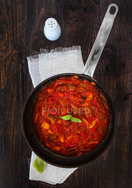 Tomato sauce with red onion and parsley in a pan — Stock Photo