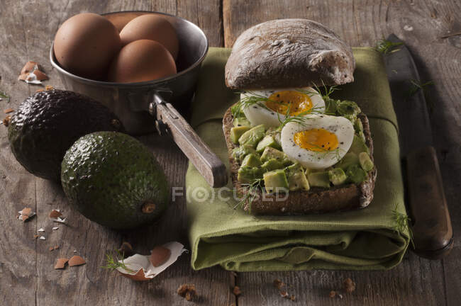 Sanduíche de abacate com ovo e endro cortados pela metade — Fotografia de Stock