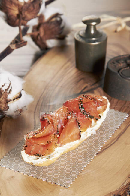 Ролл со сливочным сыром и копченым лососем — стоковое фото