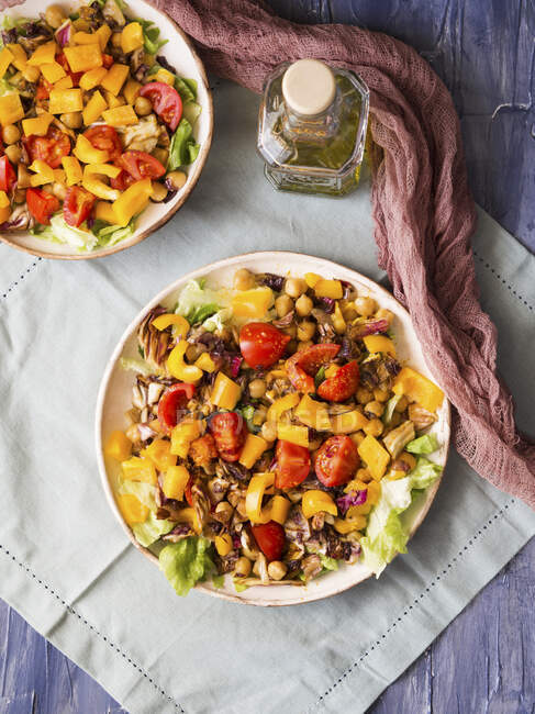 Scharfe Salatschüssel auf Pflanzenbasis mit Kichererbsen, Paprika, Tomaten, rotem Chicorée und Kurkuma — Stockfoto