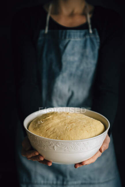 Дрожжевое тесто с шафраном — стоковое фото