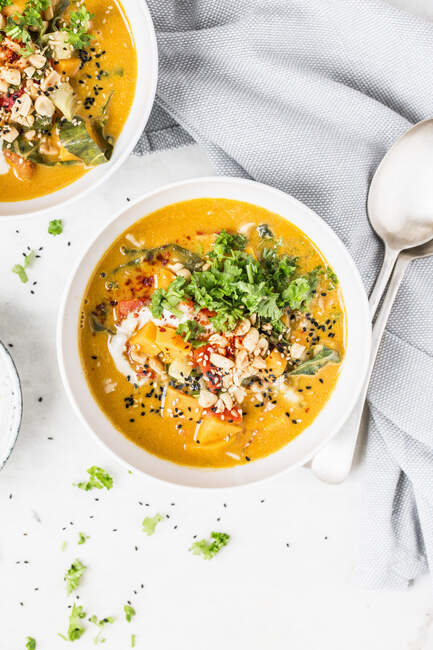 Арахісовий і солодкий картопляний суп з начинкою — стокове фото