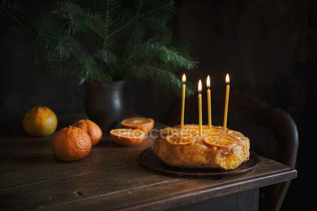 Перевернутый мандаринный торт — стоковое фото